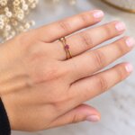 Bague Or jaune et Rubis THOMAS JAVON, portée.