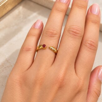 Bague Or jaune Diamants et Saphir rouge THOMAS JAVON, portée