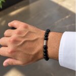 Bracelet Homme Acier inoxydable et Agate noire ROCHET, porté.