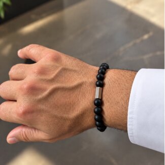 Bracelet Homme Acier inoxydable et Agate noire ROCHET, porté.