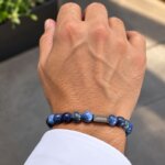 Bracelet Homme Acier inoxydable et Lapis-lazuli ROCHET, porté.