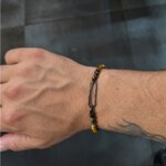 Bracelet Homme Acier inoxydable et Œil de tigre, porté.