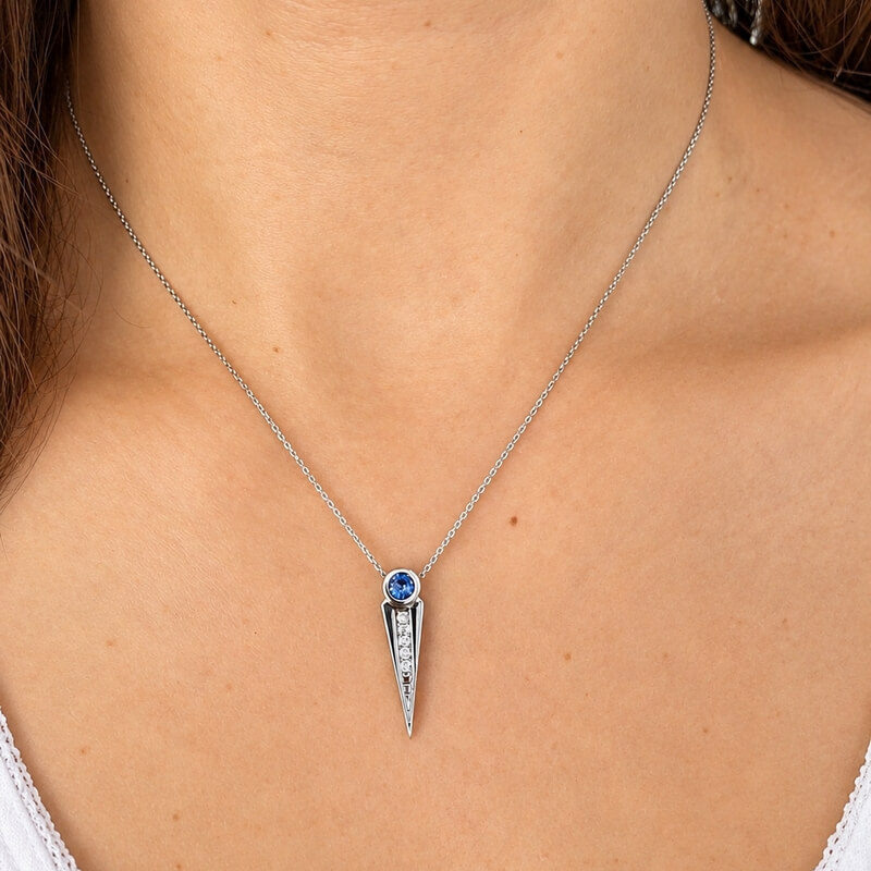 Collier Or blanc Saphir et Diamants Thomas JAVON, porté.